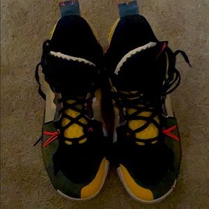 Men’s basketball shoes